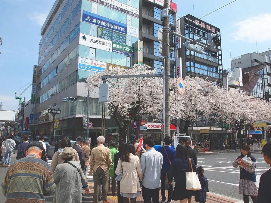 国立駅南口に降りて左折。