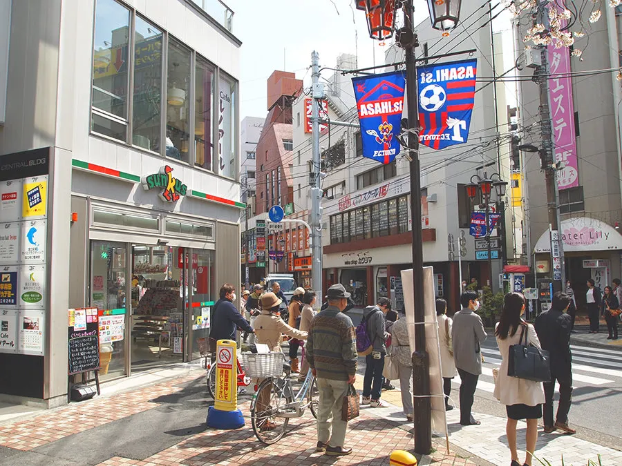 サンクスの角を左折します。