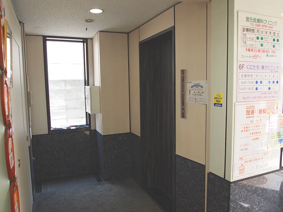 ビルに入ってすぐ右手のエレベータで6F